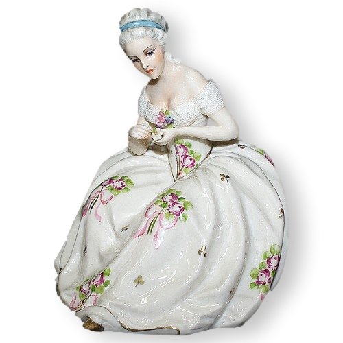 Статуэтка из фарфора Дама с ромашкой