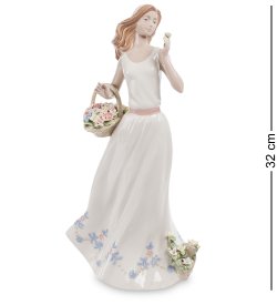 Статуэтка из фарфора Девушка в белом с корзинкой цветов