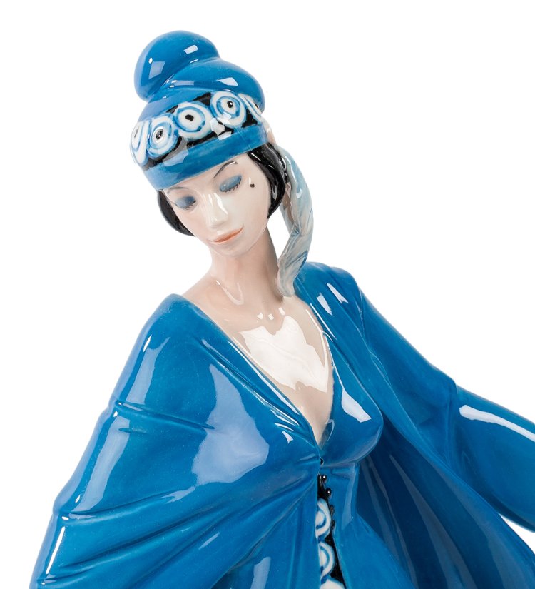 Фарфоровая фигурка Дама в синем платье Pavone JP-38/10, фотография крупным планом