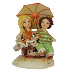 Статуэтка из фарфора Девочка и мальчик под зонтиком