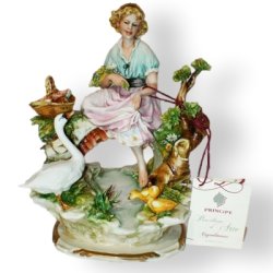 Статуэтка из фарфора Девушка у ручья