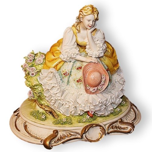 Статуэтка из фарфора Дама с шляпой