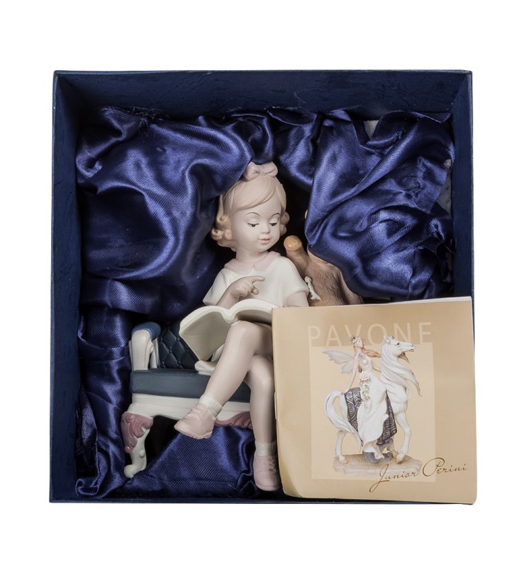 Статуэтка из бисквитного фарфора Девочка с мишкой Любимое занятие Pavone JP-46/ 25, фотография в упаковке
