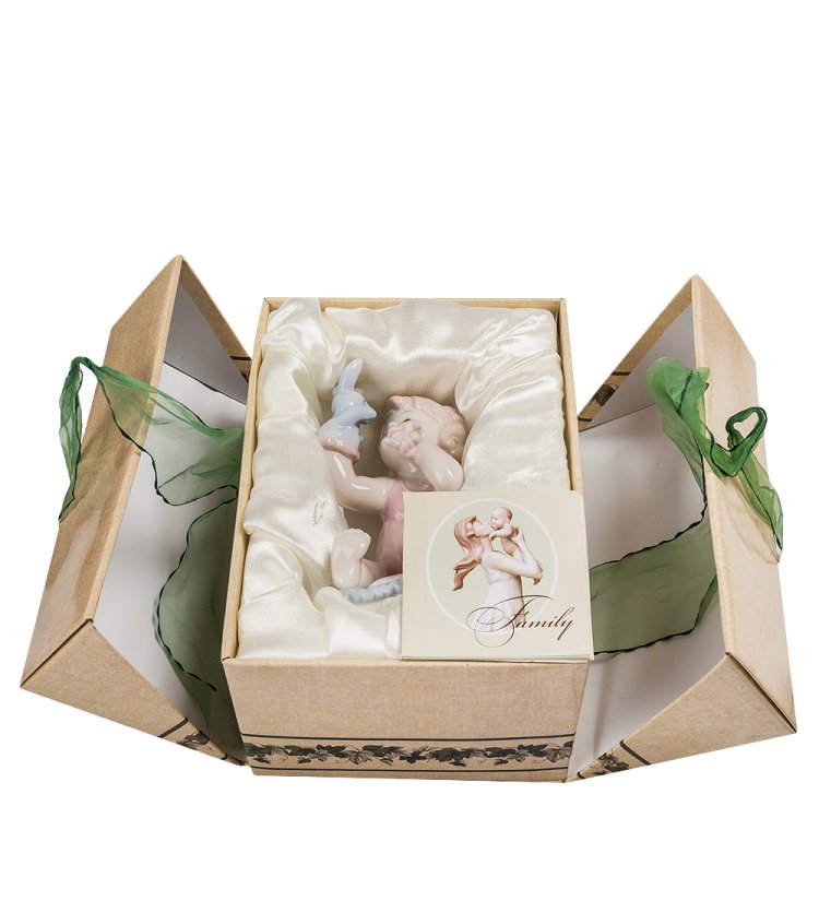 Статуэтка из фарфора Девочка с ручной куклой зайца Pavone JP-42/ 5, фотография в упаковке