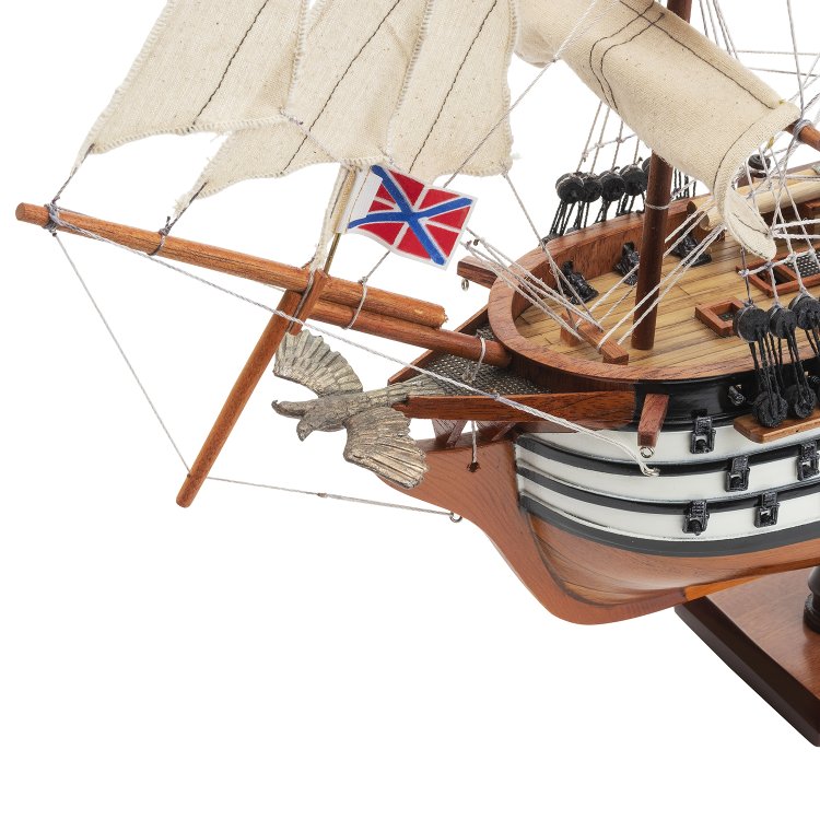 Модель корабля Двенадцать Апостолов 50 см с белым декором, фотография носа крупным планом