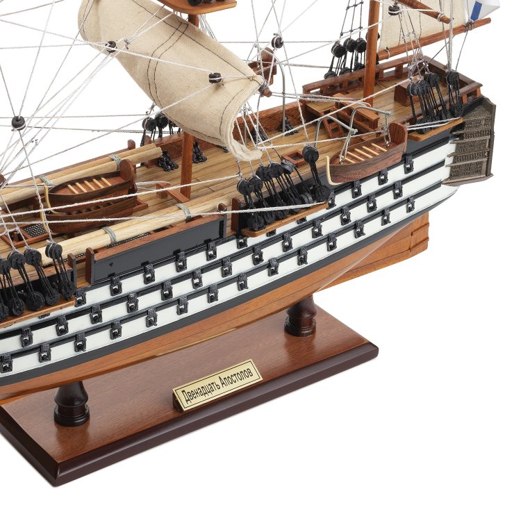 Модель корабля Двенадцать Апостолов 50 см с белым декором, фотография задней части корабля