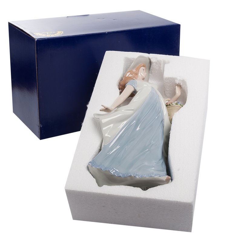 Статуэтка из фарфора Девушка в шляпке с корзинкой цветов Pavone CMS-20/14, фотография в упаковке