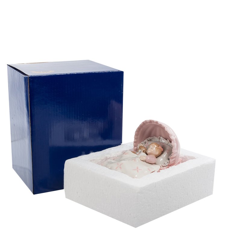 Керамическая фигурка Малышка в кроватке Pavone CMS-27/ 6, фотография в упаковке