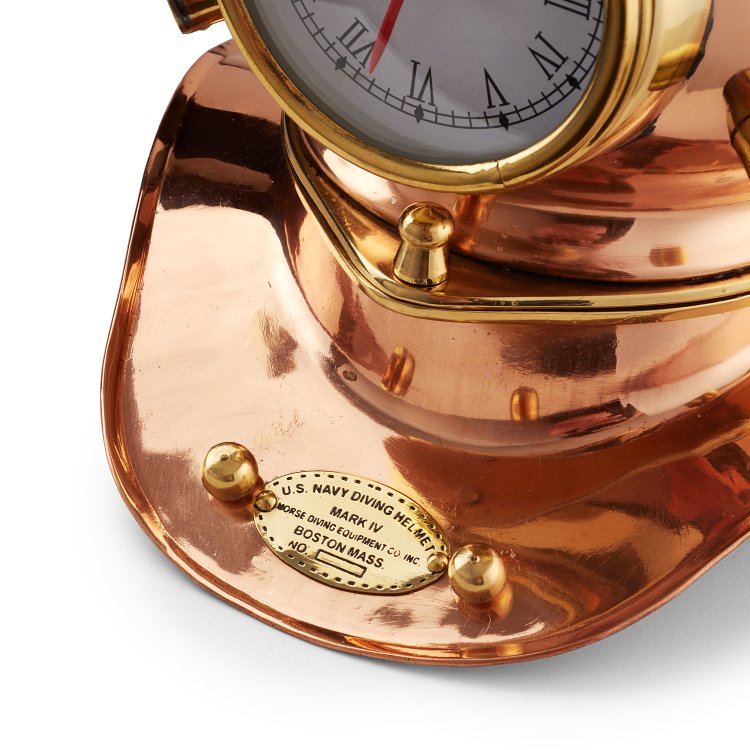 Водолазный шлем с часами, фото крупным планом