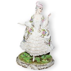 Статуэтка из фарфора Дама в кружевном платье