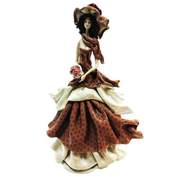 Статуэтка из фарфора Дама с цветками в коричневом платье ZamPiva 50220