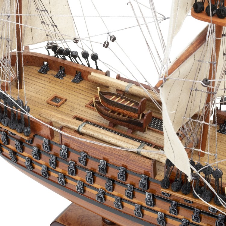 Модель корабля из дерева 12 Апостолов длина 62 см, фотография палубы