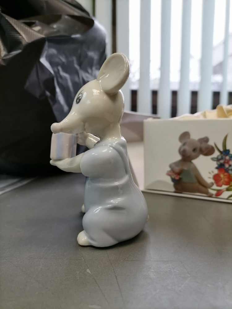 Статуэтка из фарфора Мышонок с подарком Pavone JP-121/16, фото со склада вид профиль