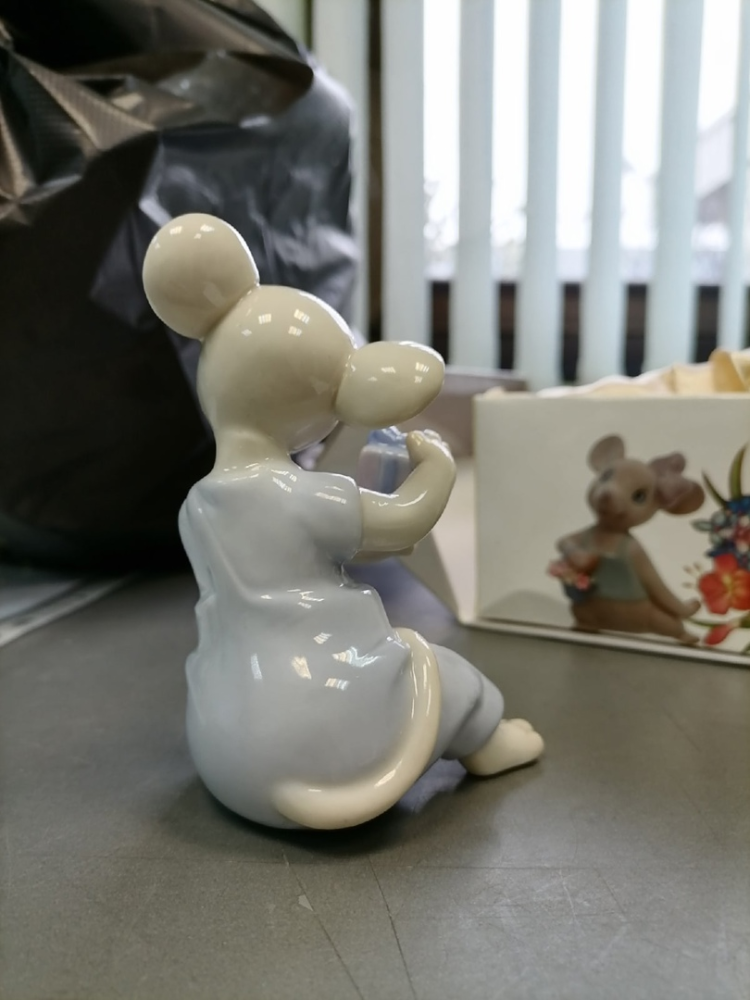 Статуэтка из фарфора Мышонок с подарком Pavone JP-121/16, фото со склада оборотная сторона