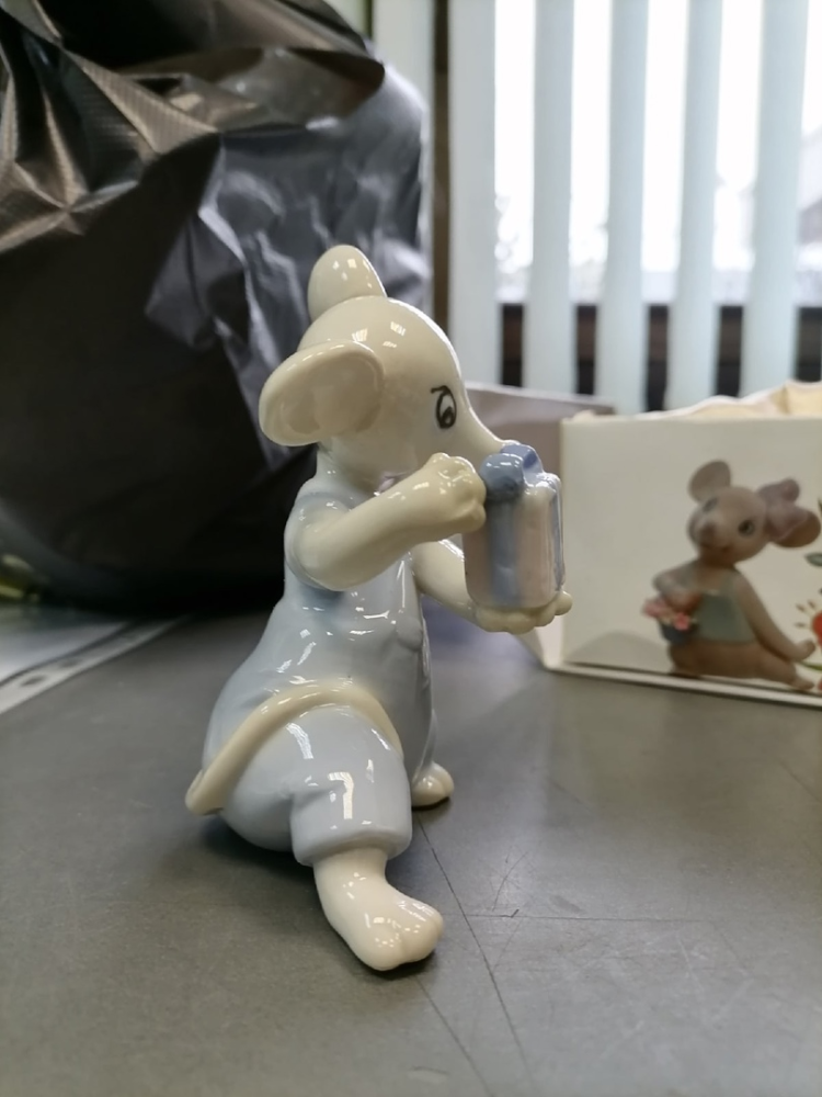 Статуэтка из фарфора Мышонок с подарком Pavone JP-121/16, фото со склада вид со стороны