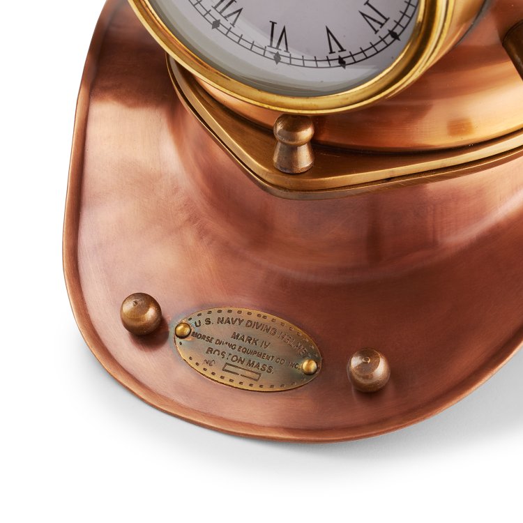 Макет водолазного шлема с часами, фотография крупным планом