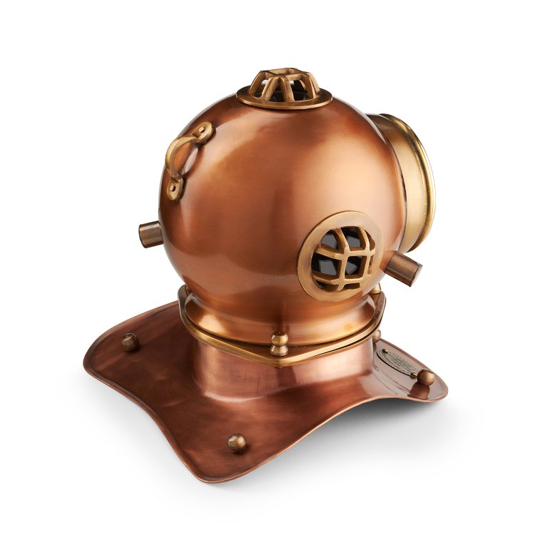 Макет водолазного шлема с часами, фотография с обратной стороны