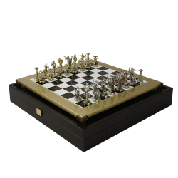 Шахматы на черно-белой доске Битва Титанов