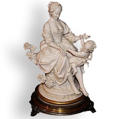 Статуэтка из фарфора Материнство на подставке