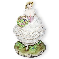 Статуэтка из фарфора Дама с корзиной цветов