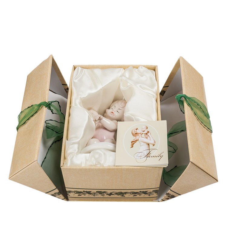 Статуэтка из фарфора Девочка с собачкой на подставке Pavone JP-42/ 7, фотография в коробочке