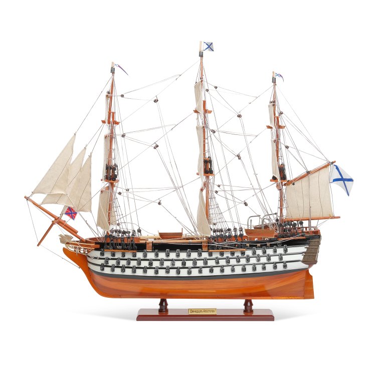 Модель корабля из дерева 12 Апостолов длина 62 см с белым декором, фотография сбоку