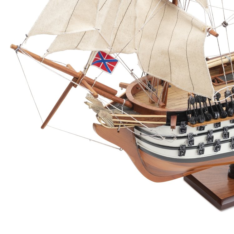 Модель корабля из дерева 12 Апостолов длина 62 см с белым декором, фотография носа крупным планом