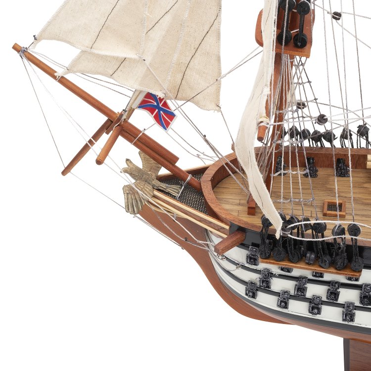 Модель корабля из дерева 12 Апостолов длина 62 см с белым декором, фотография носа