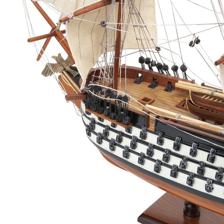 Модель корабля из дерева 12 Апостолов длина 62 см с белым декором, фотография передней части корабля