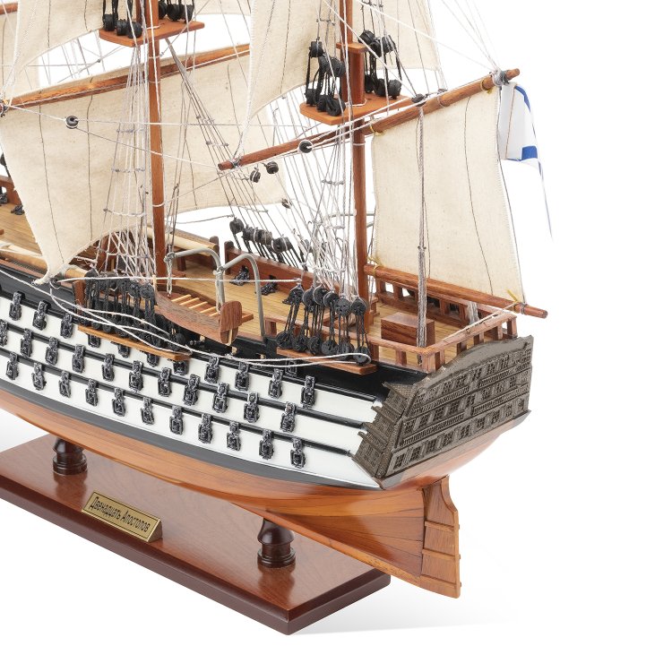 Модель корабля из дерева 12 Апостолов длина 62 см с белым декором, фотография задней части корабля крупным планом