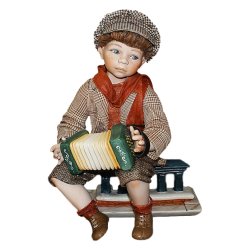 Фарфоровая статуэтка Мальчик играющий на гормошке