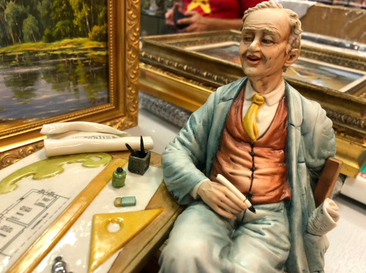 Статуэтка из фарфора Архитектор, фото со склада портретный вид