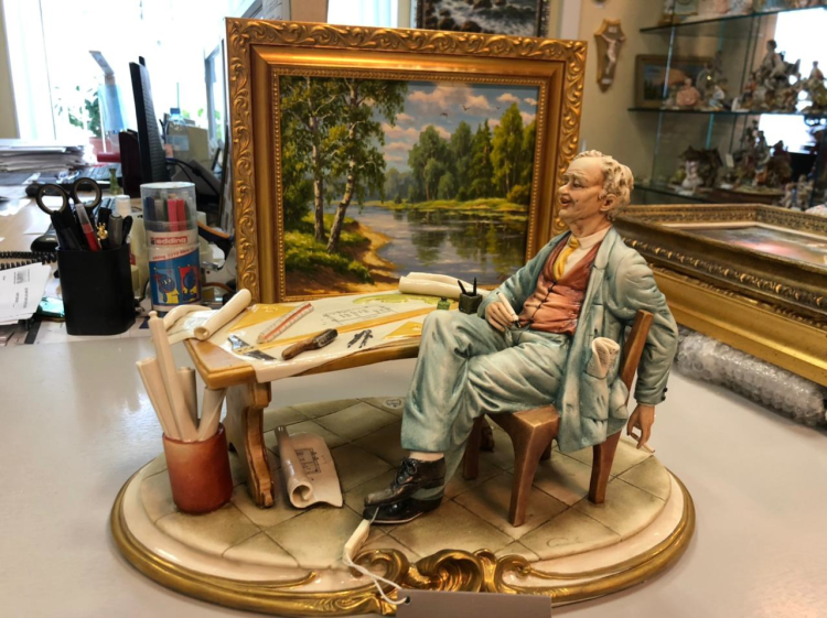 Статуэтка из фарфора Архитектор, фото со склада вид профиль