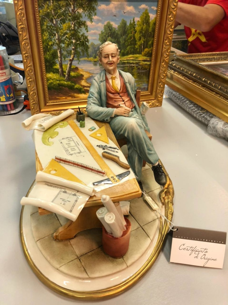 Статуэтка из фарфора Архитектор, фото со склада вид сверху