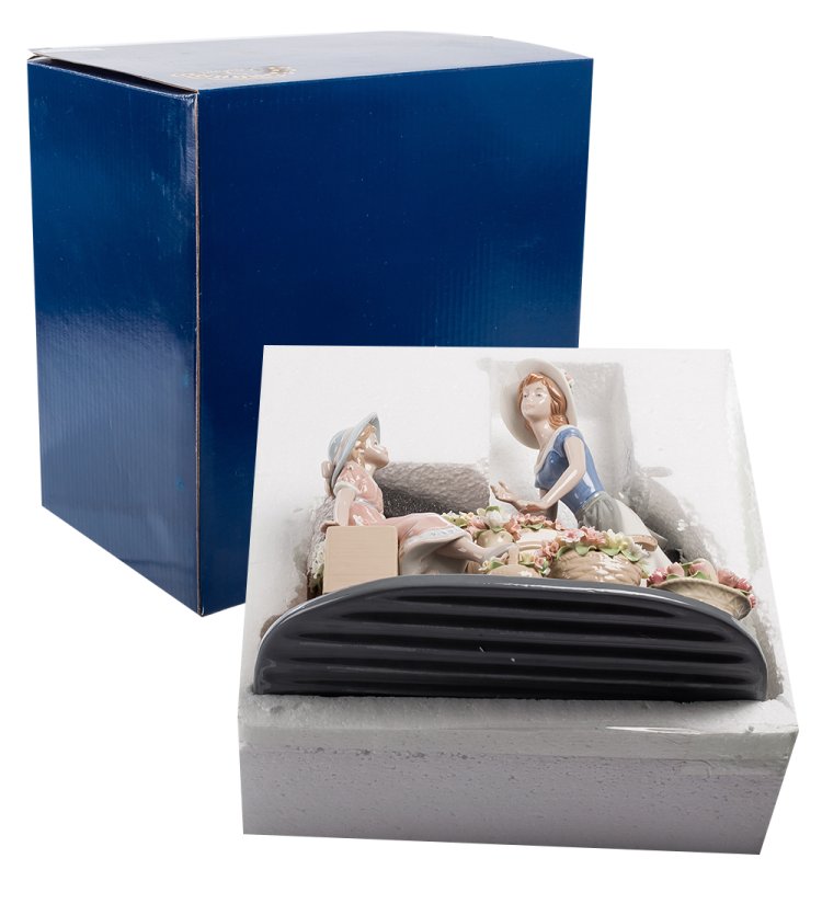 Фарфоровая Статуэтка Девушка цветочница Pavone CMS-20/19, фотография в упаковке