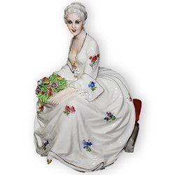 Статуэтка из фарфора Дама с букетом