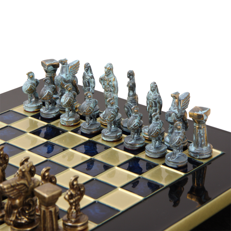 Шахматы Древняя Спарта, Синяя доска Manopoulos MP-S-16-B-28-BLU, фотография фигур цвета патина на доске