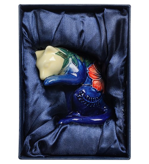 Статуэтка из фарфора Синяя кошка с красным цветком Pavone JP-44/ 7, упаковочный вид