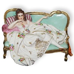 Статуэтка из фарфора Дама на диванчике