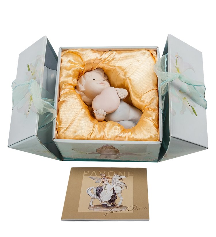 Статуэтка из бисквитного фарфора Ангелочек с сердцем в руках Pavone JP-48/ 28, фотография в упаковке