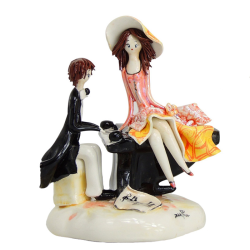 Статуэтка из фарфора молодая Пара у пианино