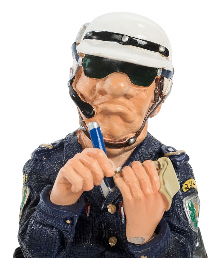 Статуэтка маленькая - Серьезный Полицейский Parastone PRO-33, портретный вид