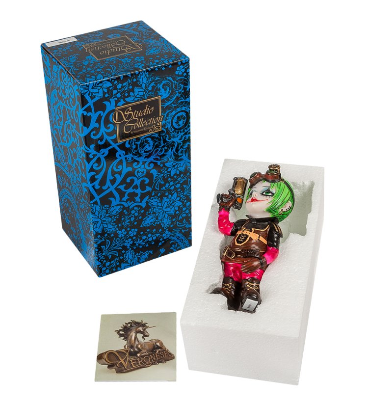 Статуэтка в стиле Фэнтези Девочка с револьвером Veronese WS-396, упаковочный вид