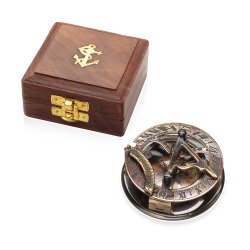 Небольшой компас с солнечными часами в коробочке
