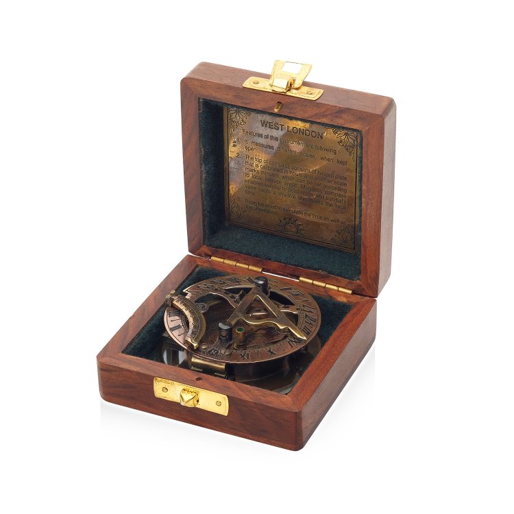 Небольшой компас с солнечными часами в коробочке, фотография в упаковке