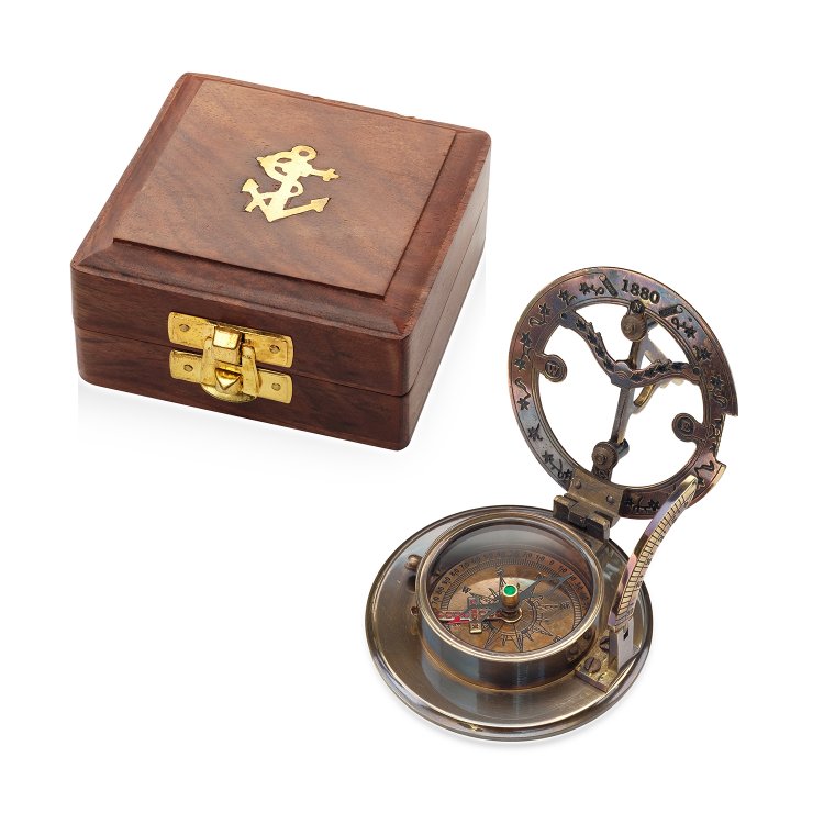 Небольшой компас с солнечными часами в коробочке, фотография в открытом виде