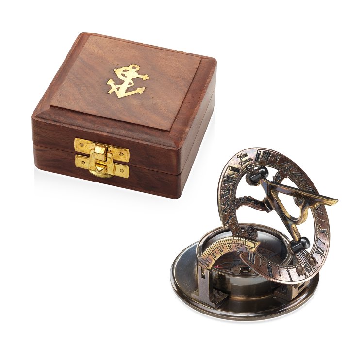Небольшой компас с солнечными часами в коробочке, фотография сбоку