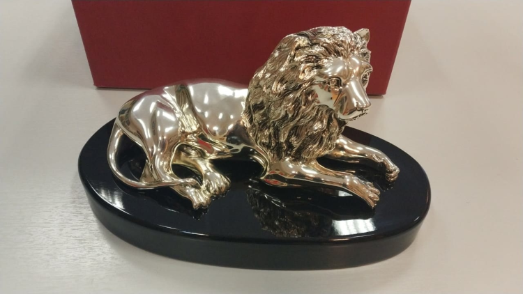 Статуэтка Лев на подставке, фото со склада, вид профиль