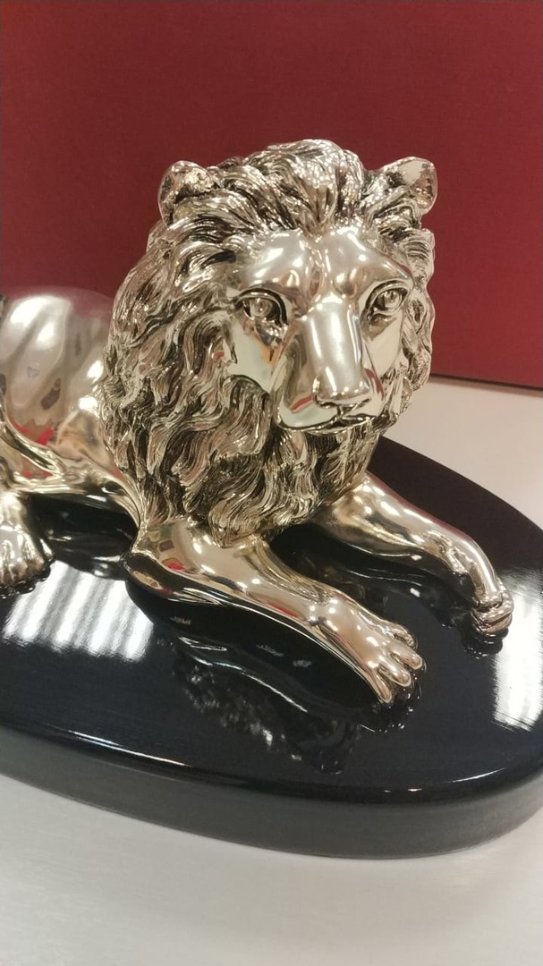 Статуэтка Лев на подставке, фото со склада, портретный вид