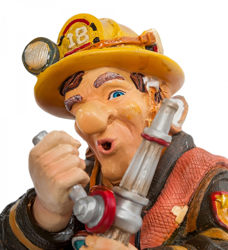 Статуэтка маленькая - Пожарный в деле Parastone PRO-36, портретный вид
